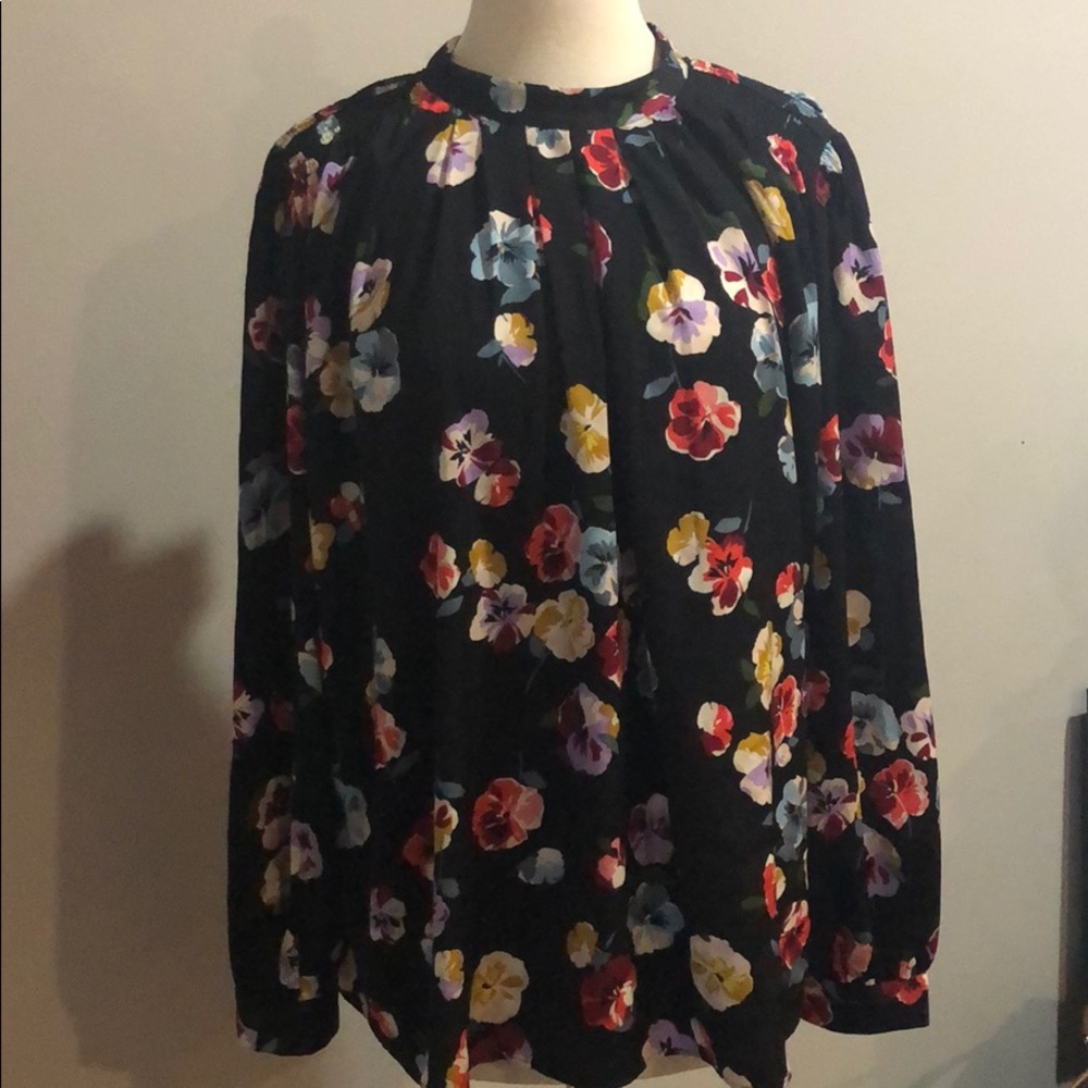 Small Ann Taylor floral blouse 🌸